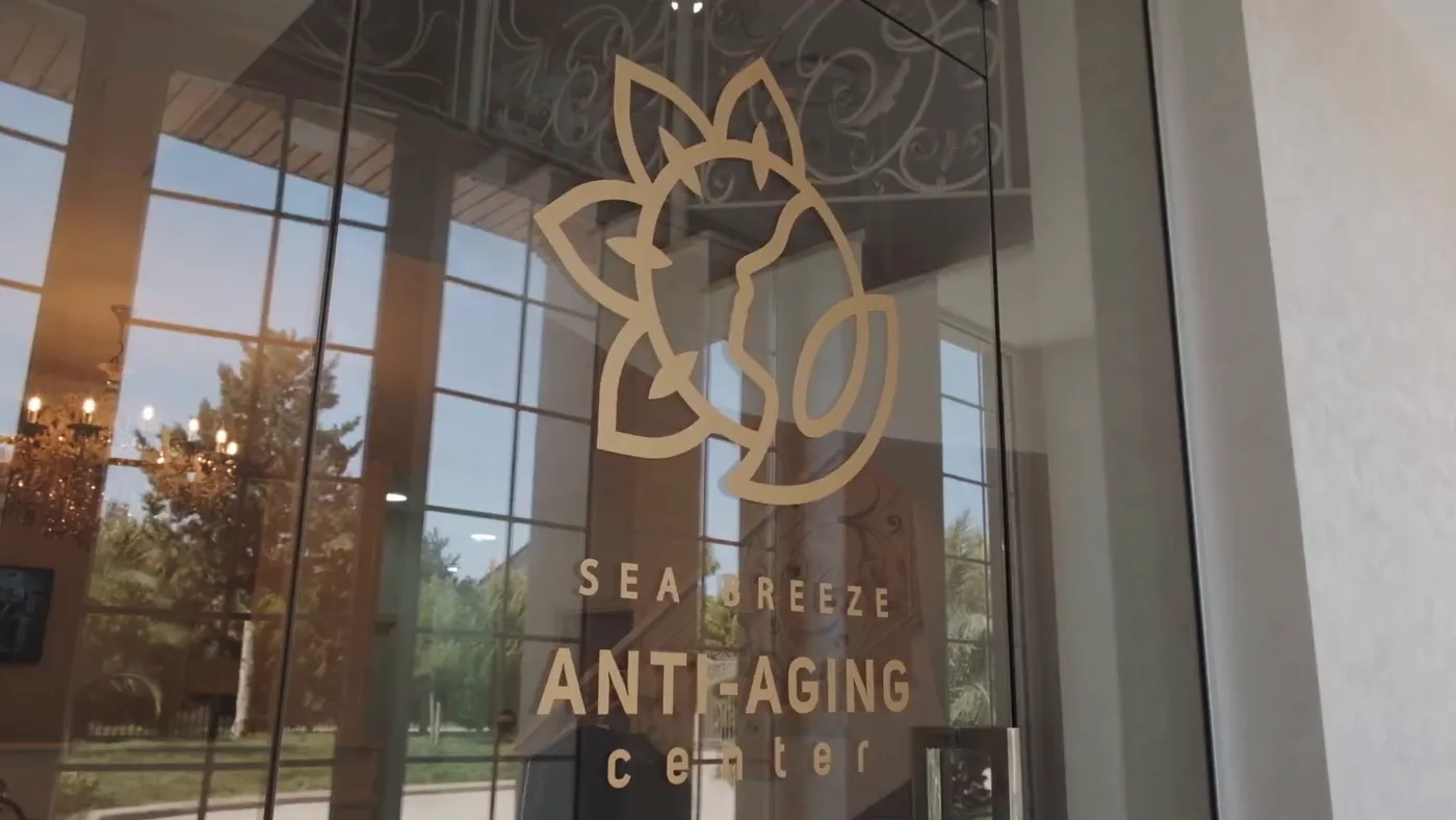 Стеклянная дверь с золотым знаком Sea Breeze Anti-Aging Center